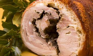 Porchetta ist ein traditionelles umbrisches Gericht, das in ganz Italien gegessen wird