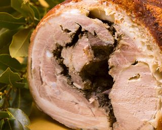 Porchetta ist ein traditionelles umbrisches Gericht, das in ganz Italien gegessen wird