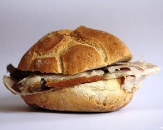 Italienische Essen, das Sandwich mit Porchetta. Porchettiamo 2016 in Umbrien Italien