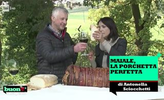 Antonella Sciocchetti s'entretient avec Giuliano Cariani sur la porchetta de Bevagna pour le programme Rai 1 Buono a sapersi