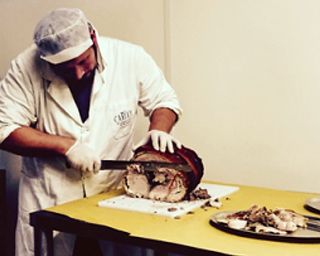 Cette porchetta exclusive devrait être coupée avec le couteau. Cariani, préparation artisanale de la porchetta de Bevagna