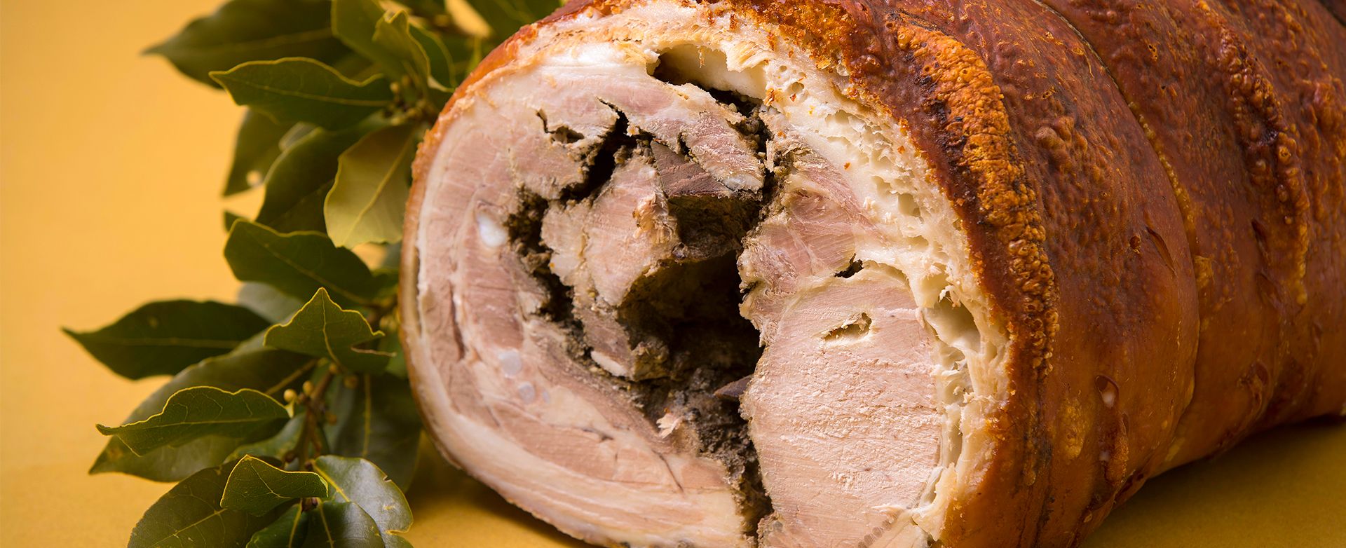 La porchetta di Bevagna è la regina dello street food (cibo di strada) e il panino con la porchetta è lo spuntino più popolare