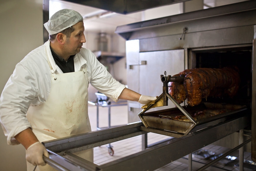 Cottura della porchetta di maiale nel laboratorio dell
