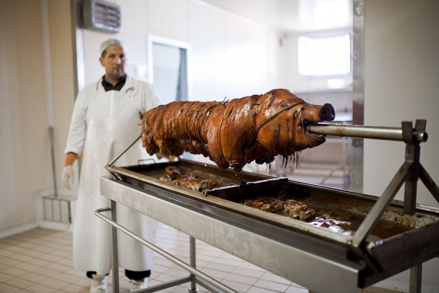 La porchetta di maiale umbra preparata dal laboratorio Cariani di Bevagna