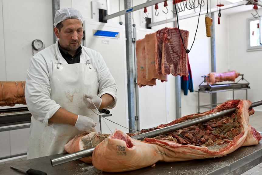 Cariani - Fasi della preparazione della porchetta umbra nel laboratorio di produzione
