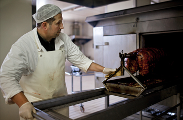 Schweinefleisch, das im Labor der Firma Cariani in Bevagna kocht