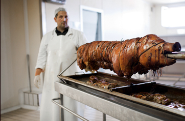 Cariani porchetta bereitet eine schmackhafte Panchetta mit Porchetta zu