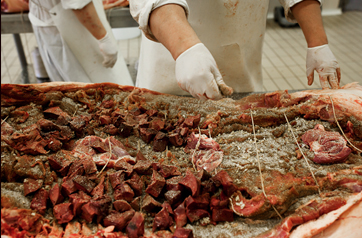 Cariani - Phasen der Zubereitung von umbrischem Schweinefleisch im Produktionslabor