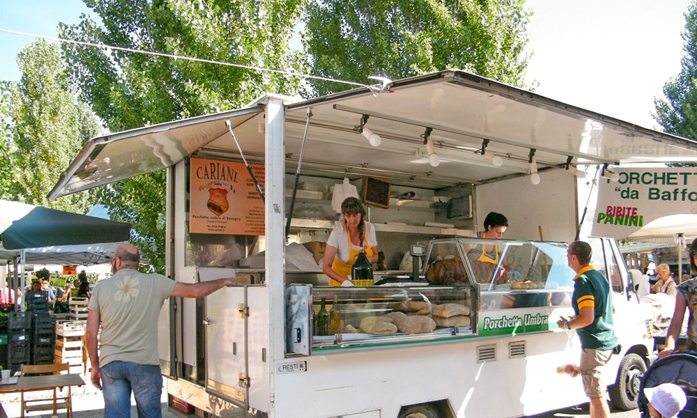 Lo stemma Cariani sui food truck che vendono i panini con la porchetta umbra di Bevagna