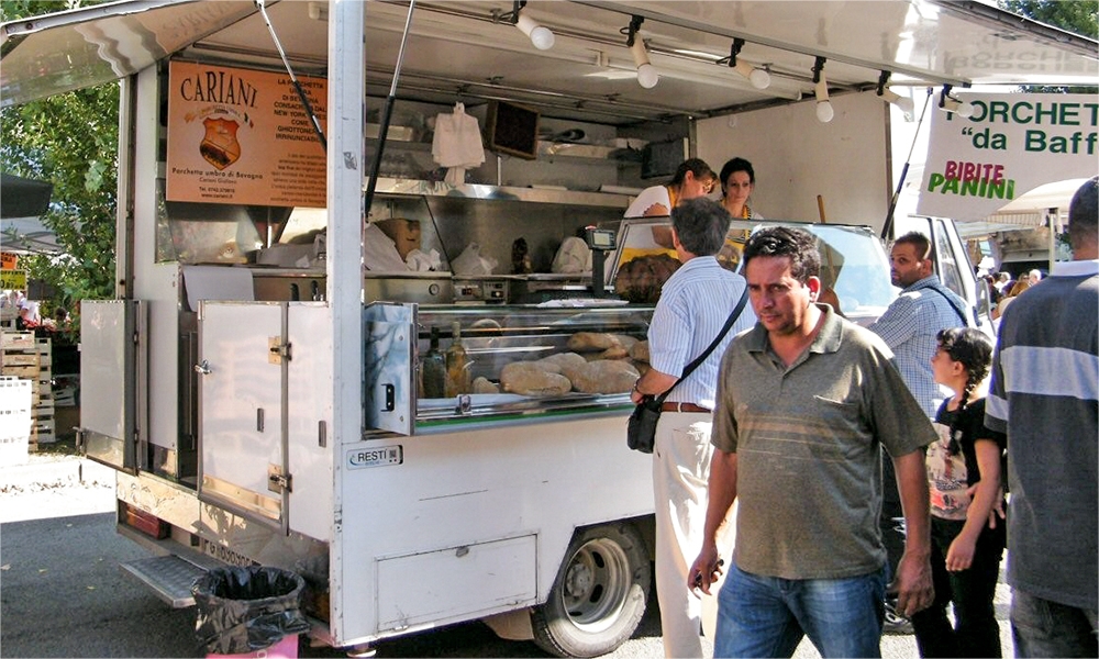 Il furgoncino della porchetta. Cerca quelli con il marchio Cariani per la porchetta più buona